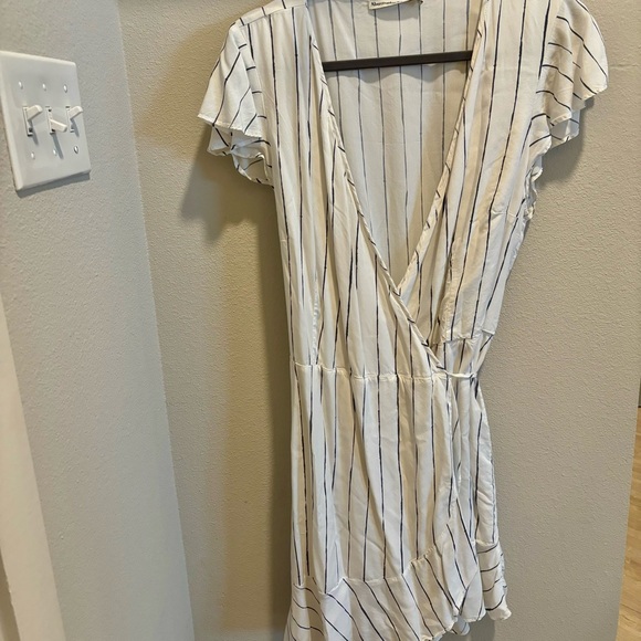 Abercrombie & Fitch White Striped Wrap Dress - Size XLT - Picture 4 of 6